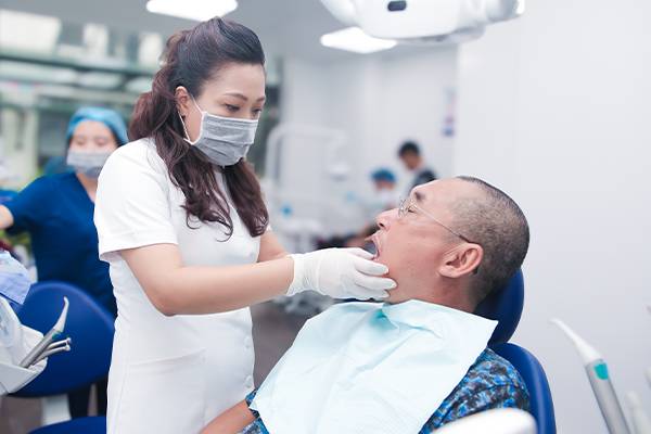 Khám Implant cùng bác sĩ
