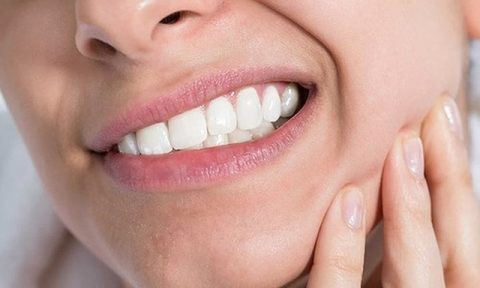 Đau răng khôn thường diễn ra thành từng đợt. 