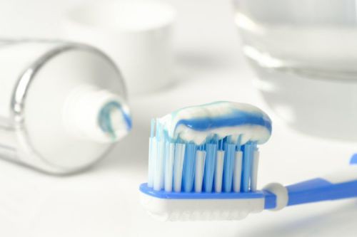 vệ sinh răng miệng đúng cách bao gồm chải răng đúng cách