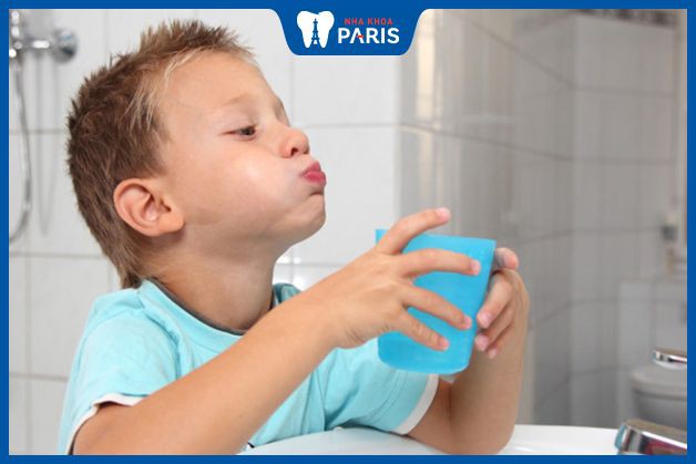 Cho trẻ súc miệng bằng nước muối loãng là mẹo chữa sâu răng đơn giản, dễ thực hiện