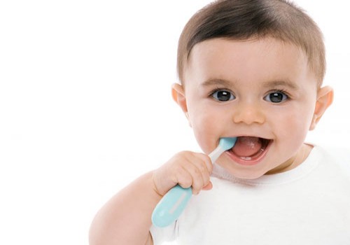 vì sao trẻ nhỏ hay ăn kẹo rất dễ bị sâu răng