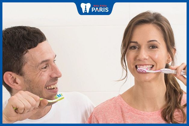 Vệ sinh răng miệng đúng cách để giữ răng sứ luôn trắng