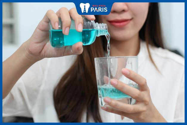 Nước súc miệng có nhiều hóa chất, không nên sử dụng sớm
