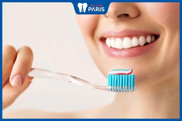Đánh răng thường xuyên và đúng cách để bảo vệ răng sứ