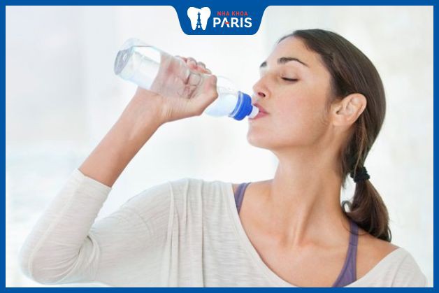 Nên tích cực uống nước nếu lỡ nuốt phải thuốc tẩy răng
