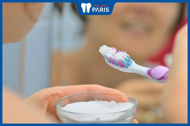 Trước khi sử dụng thuốc tẩy trắng răng dạng bột cần cách ly môi, nướu cẩn thận 