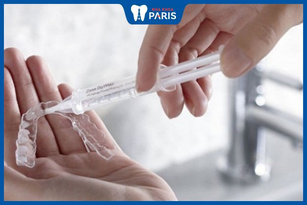 Thuốc tẩy trắng răng dạng gel thường được kết hợp với máng tẩy