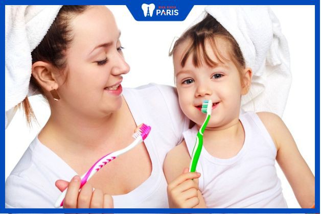 Đánh răng cho trẻ em kỹ càng