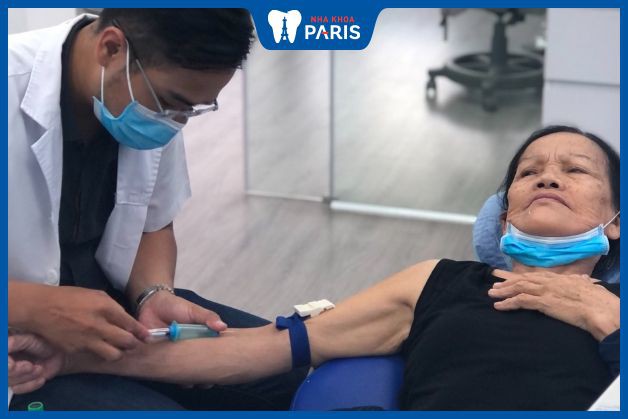 Bác sĩ lấy máu xét nghiệm tại nha khoa Paris