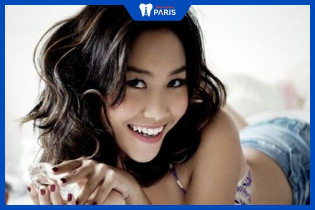 Răng khểnh đẹp cũng tạo điểm nhấn thú vị trên gương mặt của Đoan Trang. Chúng làm nên nét cá tính cũng như để lại ấn tượng mạnh cho công chúng về hình ảnh đặc trưng của nữ ca sĩ nhạc Pop.