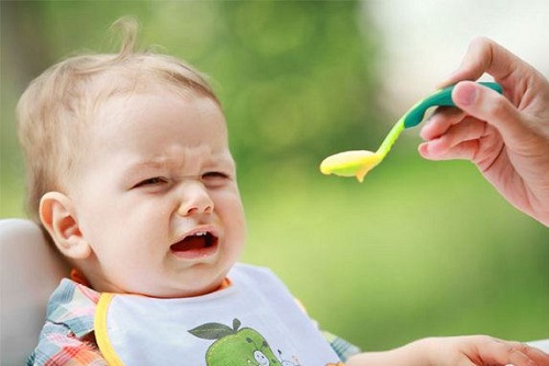 bé mọc răng hàm không chịu ăn