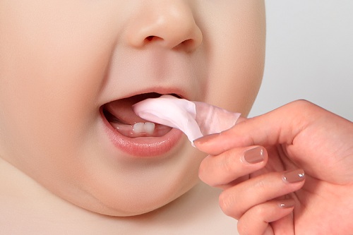 cách giảm đau cho bé mọc răng hàm