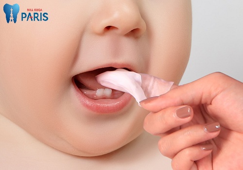 cách vệ sinh răng miệng cho bé 1 tuổi