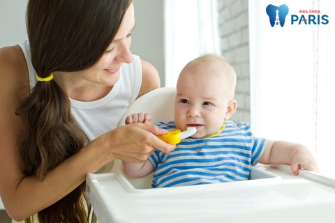 Cha mẹ nên dặn bé không nuốt kem khi chải răng