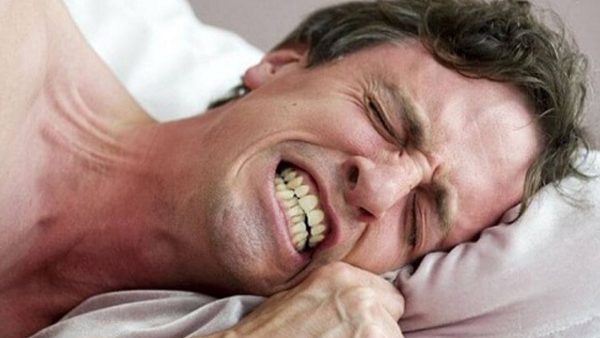 Ngủ nghiến răng là bệnh gì? Mẹo trị nghiến răng khi ngủ dân gian