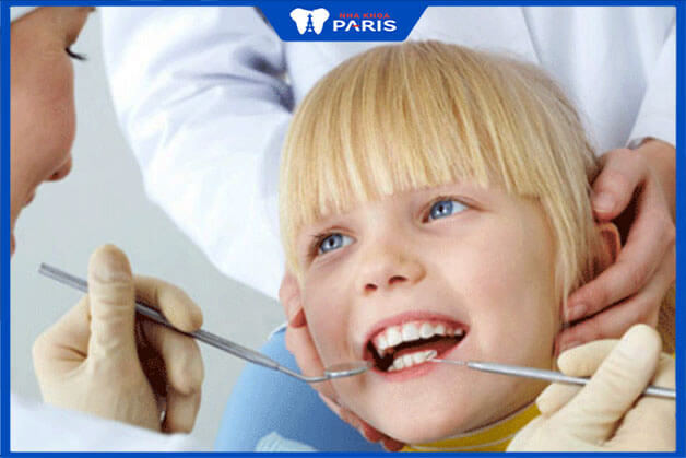 Những điều cha mẹ cần biết khi lần đầu cho trẻ đi khám răng