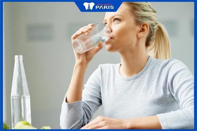 Uống đủ nước mỗi ngày giúp ngăn chặn hôi miệng