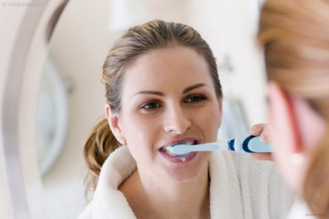 Vệ sinh răng miệng sạch sẽ sau khi lấy tủy răng.