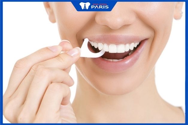 cách làm răng chắc khỏe khi bị lung lay - Dùng chỉ nha khoa tay cho tăm xỉa răng