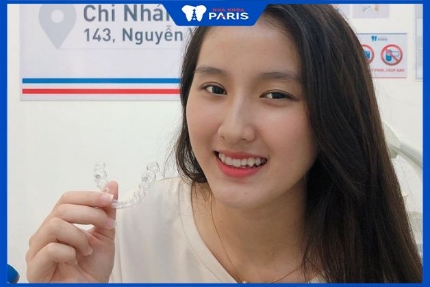 Khách hàng Khánh Linh chia sẻ cảm nhận khi niềng răng khay trong tại Nha Khoa Paris