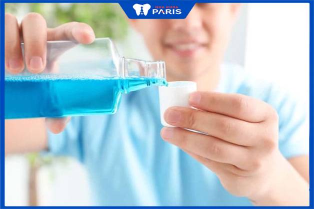 Nước súc miệng là dung dịch chứa các chất sát khuẩn giúp làm sạch khoang miệng