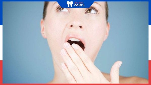 Làm răng sứ có bị hôi miệng không? Nguyên nhân và cách điều trị
