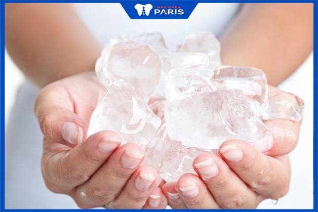 Người bệnh có thể chườm đá lạnh để giảm sưng, đau sau nhổ răng khôn