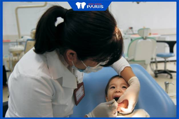 Cần đưa trẻ đến nha khoa để loại bỏ răng sữa trong một số trường hợp bắt buộc
