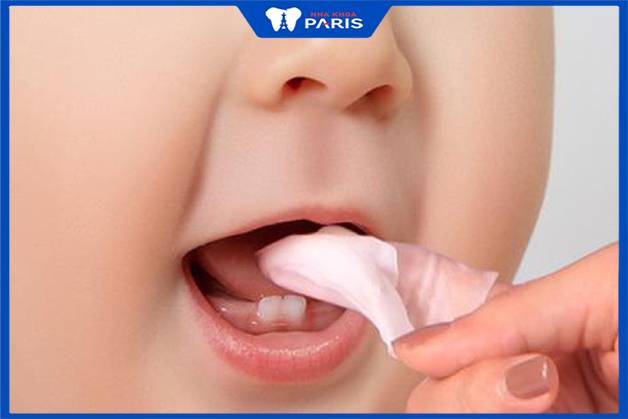 Trẻ dưới 3 tuổi có thể dùng rơ lưỡi để vệ sinh răng miệng 