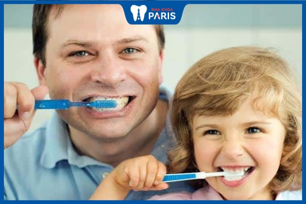Cha mẹ cần hướng dẫn trẻ vệ sinh răng miệng đúng cách để không làm gián đoạn quá trình chỉnh nha