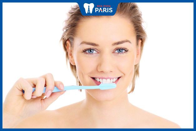 Vệ sinh răng sạch sẽ là cách hạn chế biến chứng sau khi trồng implant