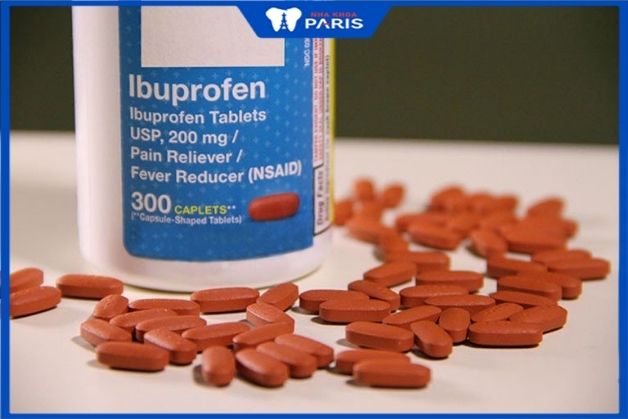 Sử dụng thuốc kháng sinh Ibuprofen giúp bớt đau khi mọc răng khôn 