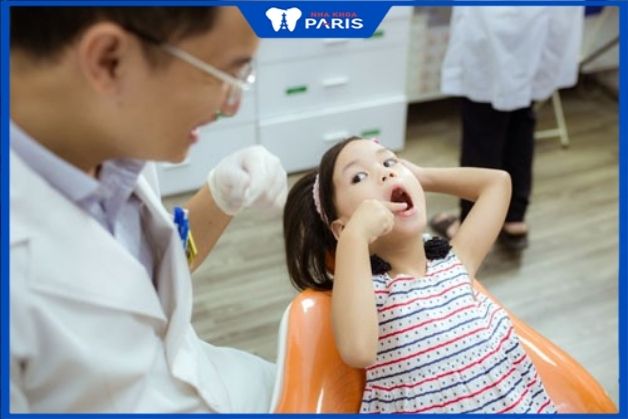 Nên cho trẻ đến bác sĩ để nhổ răng