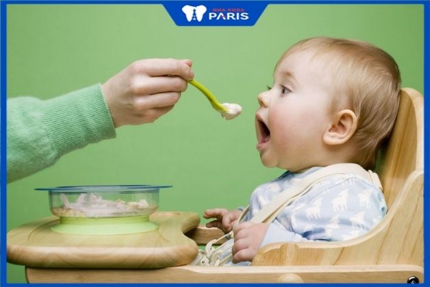 Chia nhỏ bữa ăn trong ngày thay vì ép trẻ ăn đúng bữa giai đoạn mọc răng của trẻ