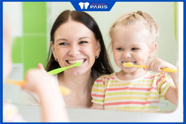 Cha mẹ hướng dẫn trẻ đánh răng đúng cách
