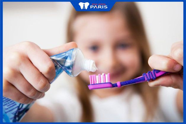 Trẻ nuốt kem đánh răng có sao không? Lưu ý quan trọng