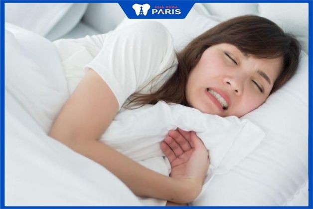 Đau buốt răng do thói quen nghiến răng khi ngủ