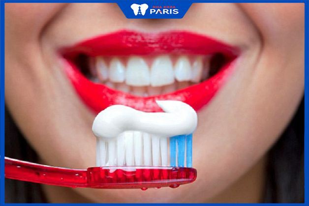 Tại sao không nên đánh răng khi mới phun môi?