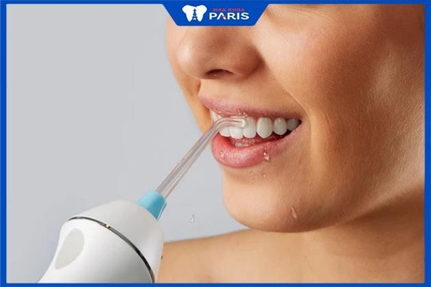Máy tăm nước có thể dễ dàng loại bỏ cặn thức ăn trong kẽ răng