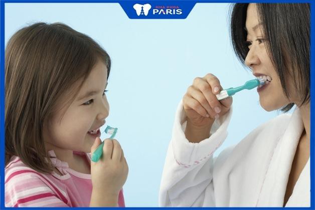 Cha mẹ nên hướng dẫn trẻ vệ sinh răng miệng đúng cách khi niềng