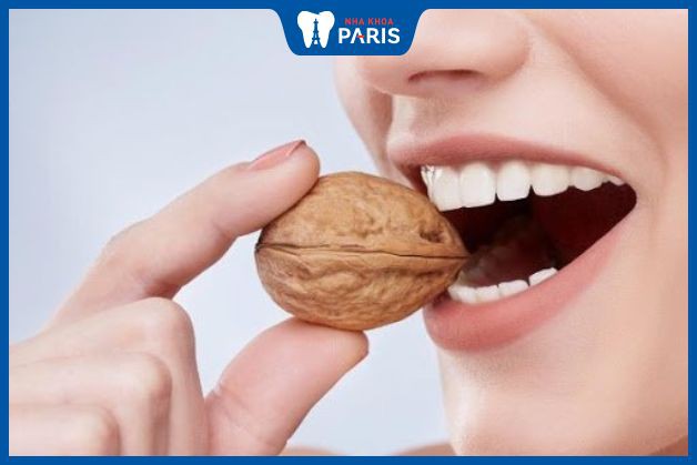 Thường xuyên ăn thực phẩm cứng có thể khiến răng sứ bị mẻ