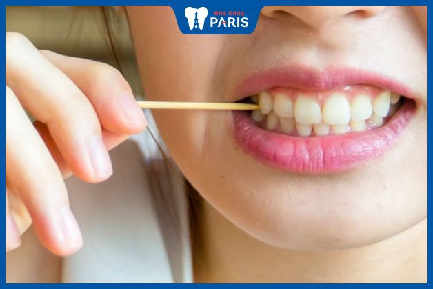 Thường xuyên sử dụng tăm tre xỉa răng có thể gây chảy máu chân răng hàm trên 