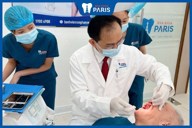 Các bác sĩ tại Nha Khoa Paris Thái Nguyên luôn tận tâm với khách hàng