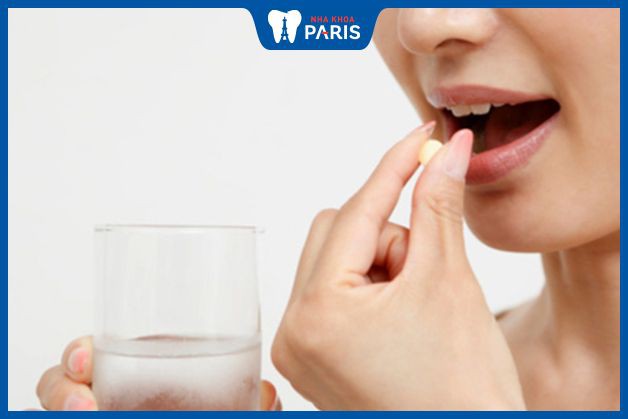 Bạn cần uống thuốc chữa viêm tủy răng theo đúng hướng dẫn của bác sĩ 