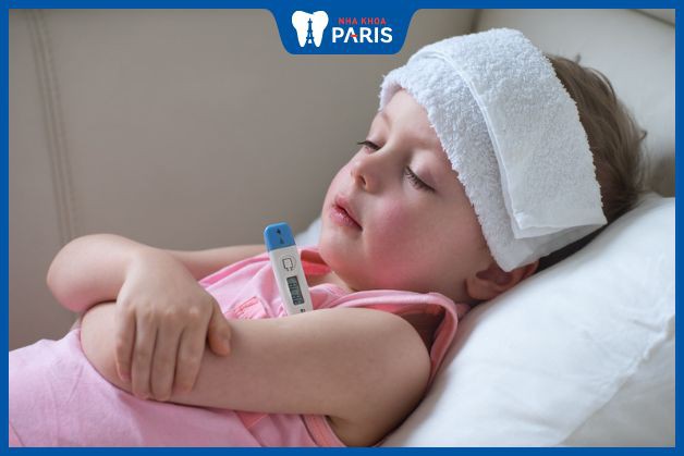 Trẻ có thể bị sốt cao khi viêm nướu cần được đi khám ngay