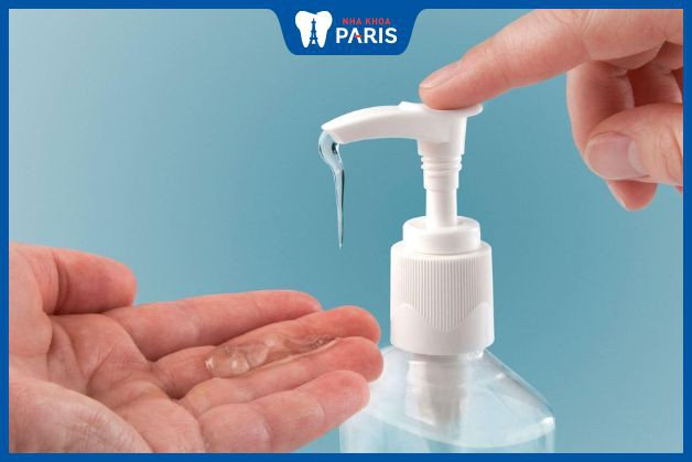 Bạn cần sát khuẩn tay trước khi tự nhổ răng tại nhà