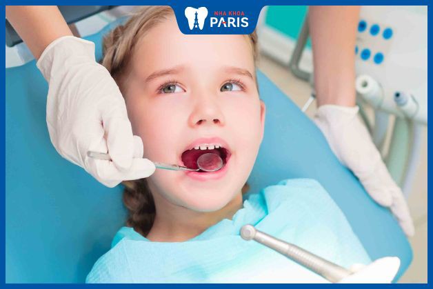 Bác sĩ thăm khám răng miệng cho trẻ trước khi niềng răng