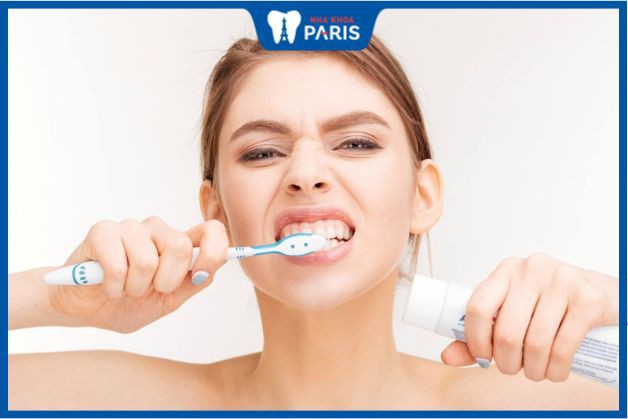 Đánh răng quá mạnh có thể khiến răng bị ê buốt