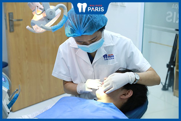 Đội ngũ bác sĩ răng hàm mặt giỏi trực tiếp thăm khám, điều trị