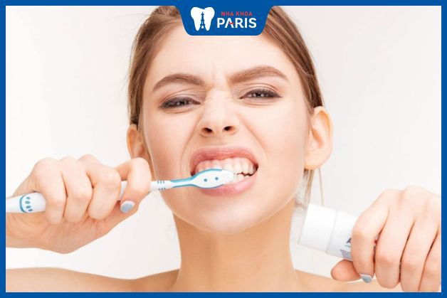 Chải răng quá mạnh là nguyên nhân gây chảy máu sau khi bọc sứ